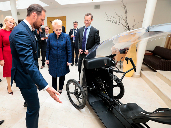 Kronprinsparet og President Dalia Grybauskaitė fikk studere sykkelen CityQ av gründeren Morten Rynning før seminaret åpnet. Foto: Lise Åserud / NTB scanpix